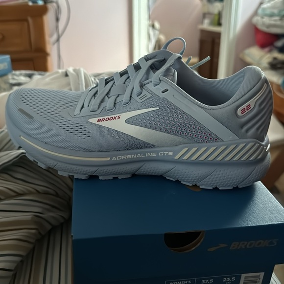 Brand new Brooks Adrenaline 22 GTS, in box. I bought them but my size changed. - Picture 2 of 2
